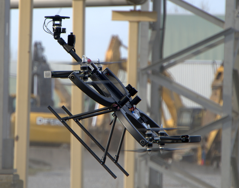 Le drone d'inspection Skygauge volant en angle dans un environnement industriel.